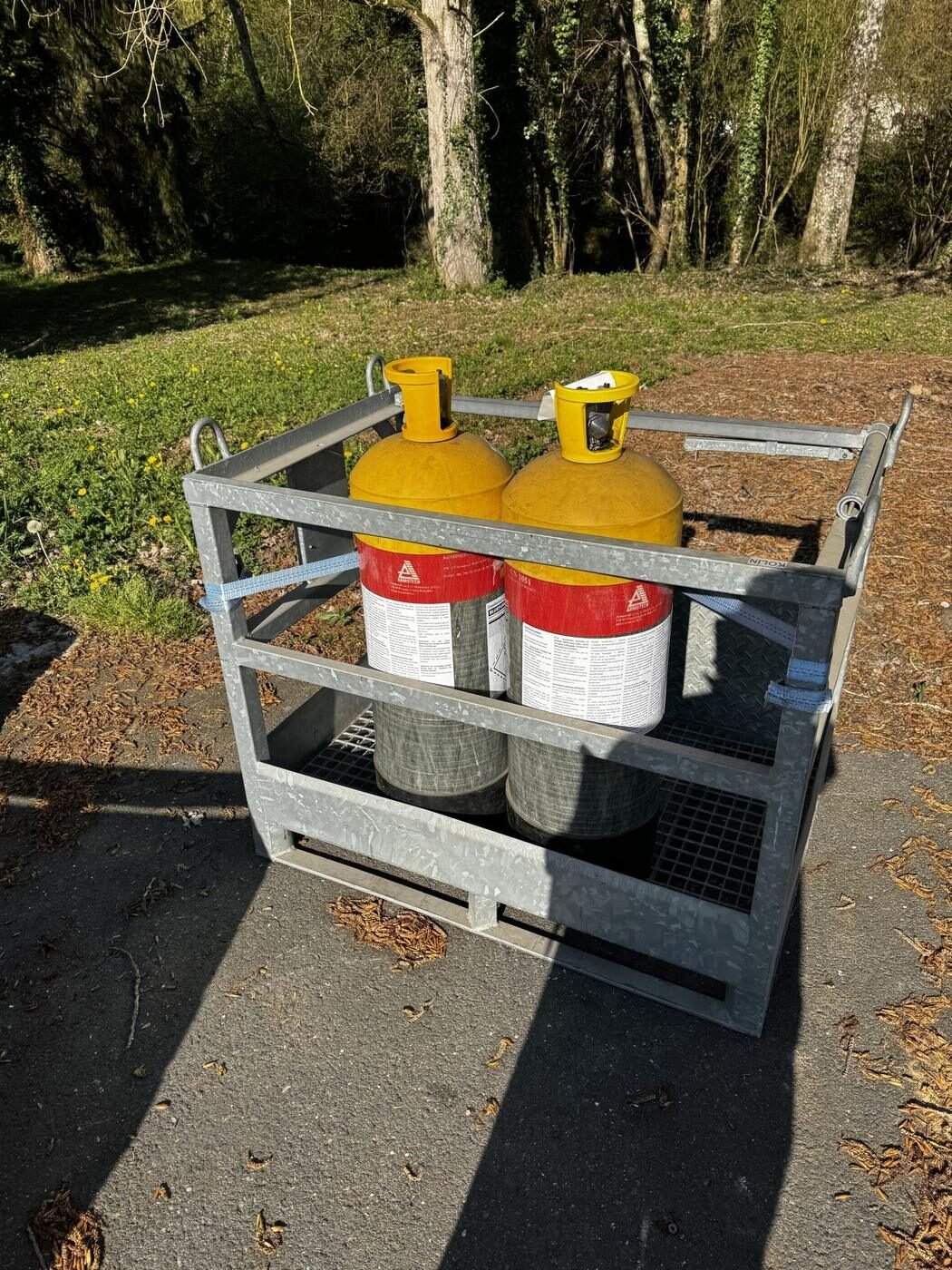 Bouteilles de gaz Bluefume sur chariot de transport avant intervention