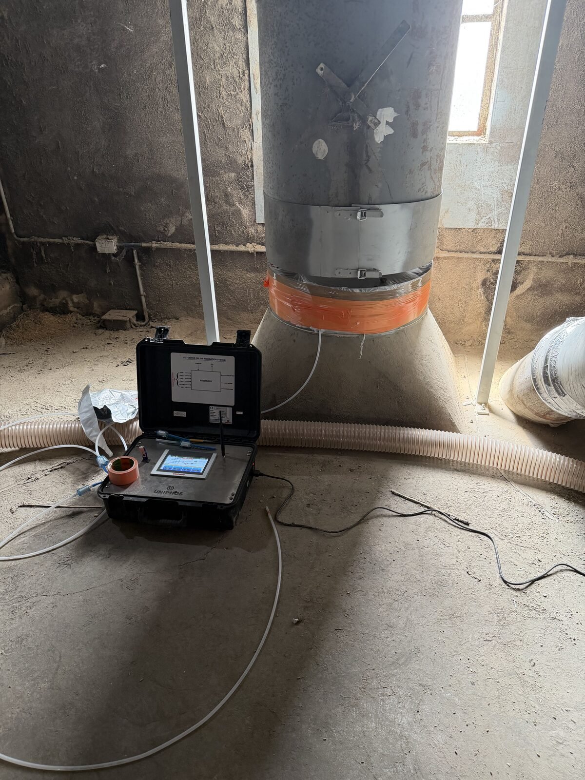 Conduit vertical équipé d'une sonde de mesure raccordée