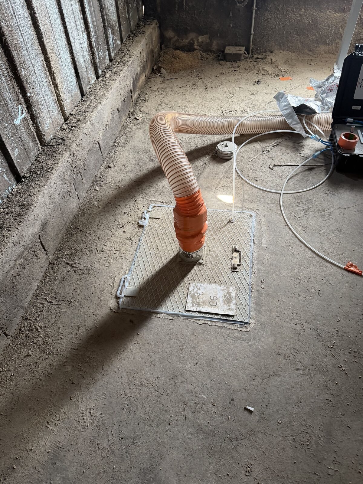 Trappe du silo raccordée au tuyau du système de recyclage