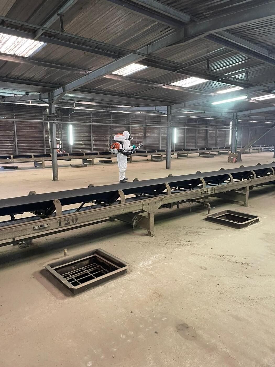 Technicien Agrosanit en intervention de désinsectisation dans un site agroalimentaire