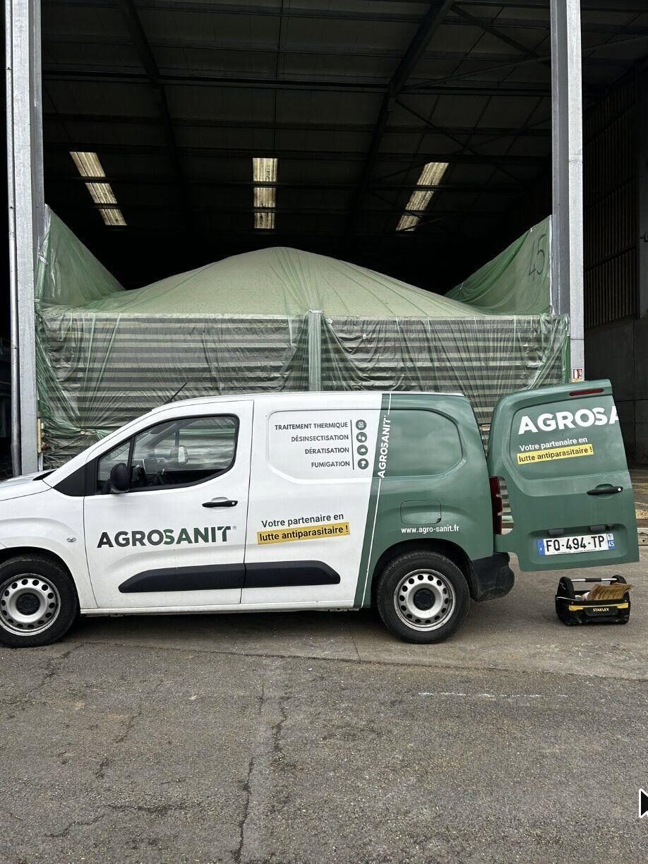 Véhicule Agrosanit sur site logistique
