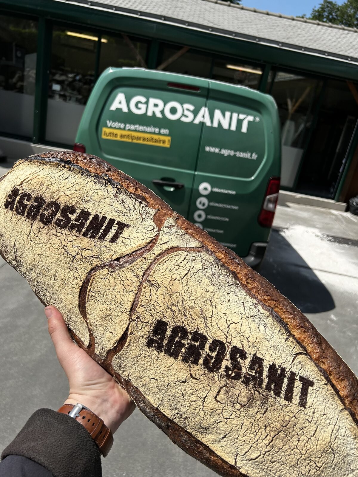 Pain frappé du nom Agrosanit, offert par un client meunier fidèle