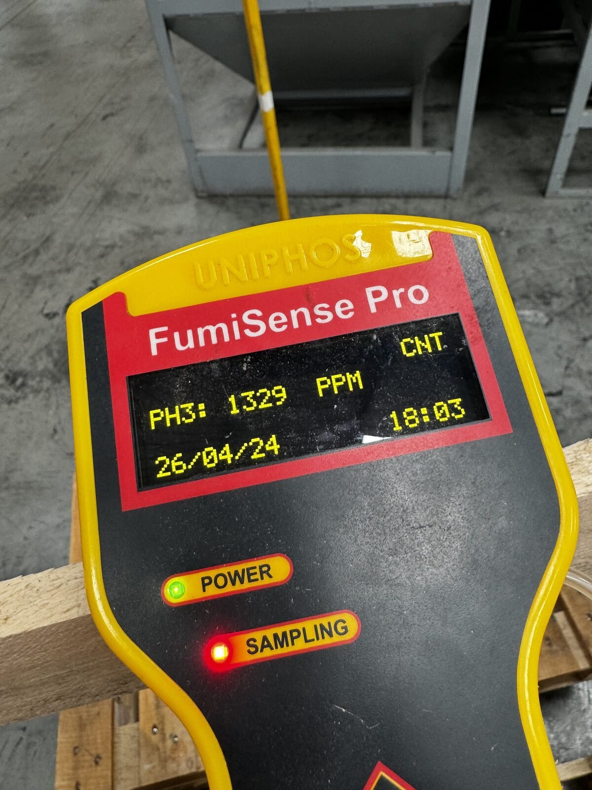 Détecteur FumiSense affichant la concentration de phosphine en cours de traitement