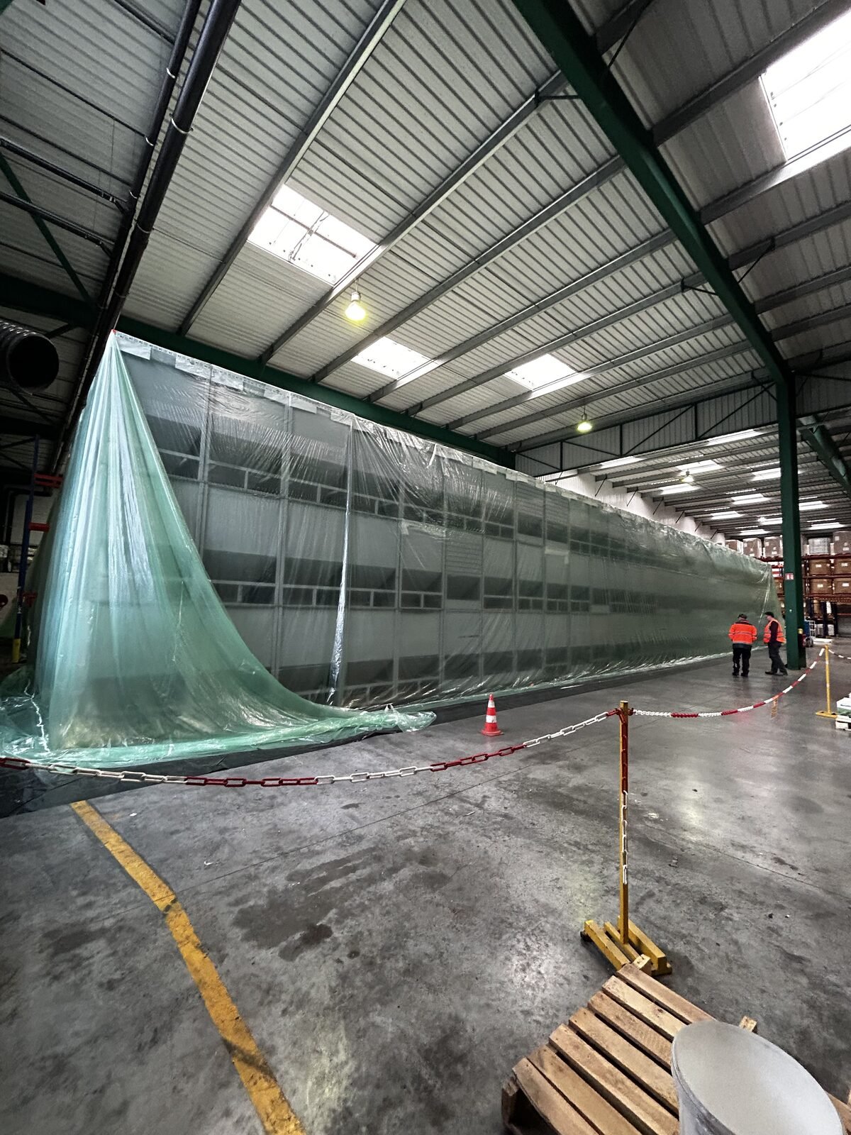 Filet de protection déployé sur un stockage de semences avant fumigation PH3