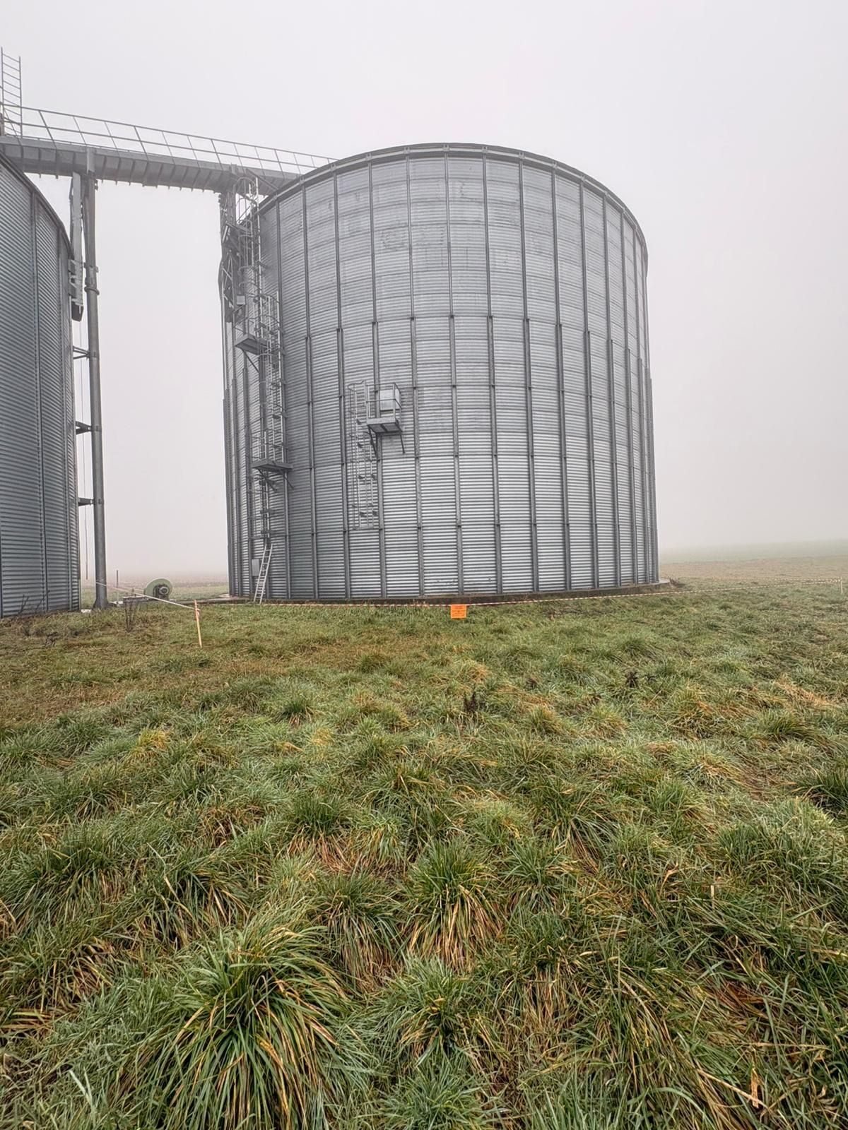 Silo céréalier dans la brume matinale, symbole du monde agricole dont est issu Agrosanit