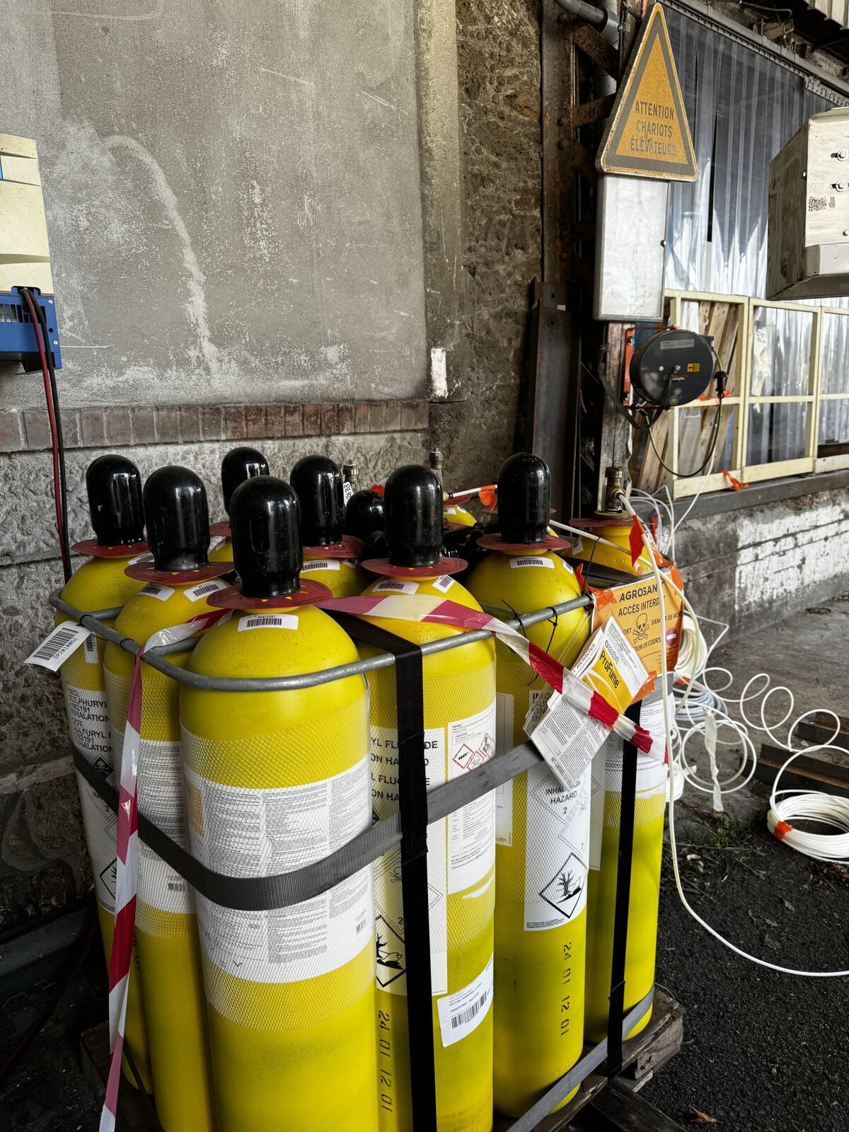 Batterie de bouteilles ProFume prêtes pour une fumigation de local industriel