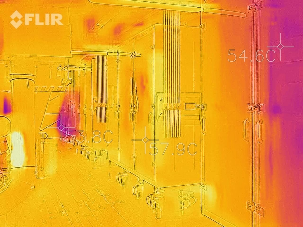 Caméra thermique infrarouge contrôlant la température d'un traitement, 54,6°C